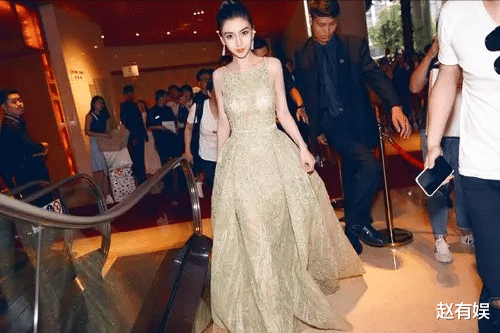 杨幂|红毯背后的“内卷”：明星冬天露肩、露腿成常态，粉丝也跟着操心