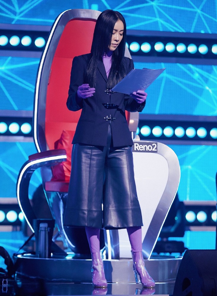 猫姐穿搭经|那英努力为好声音拼收视,穿黑西装开场很惊艳,但驴蹄鞋拖后腿了