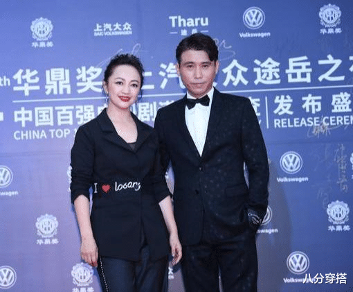 八分穿搭|罗海琼真是个“时髦精”,黑西装配阔腿裤洒脱帅气,时髦干练