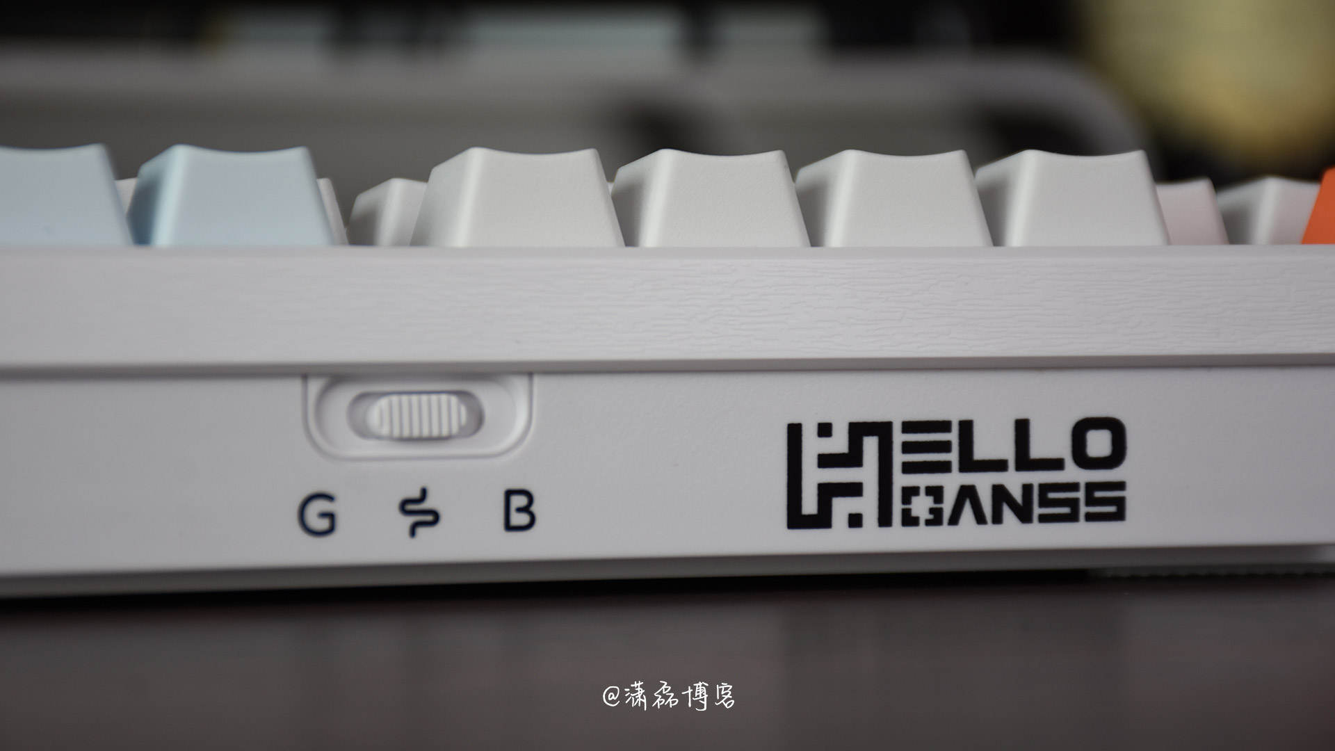 机械键盘|高斯HS98T机械键盘:三模多连,TTC红轴,还有更多未解锁属性