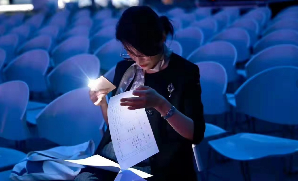 周涛|53岁周涛舞台上伤心痛哭！获男演员牵手安慰，穿白衬衫黑裙显年轻