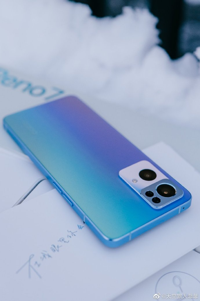 oppo reno|OPPO Reno7真机展示，外观惊艳网友，耐磨性甚至不惧电钻核桃！
