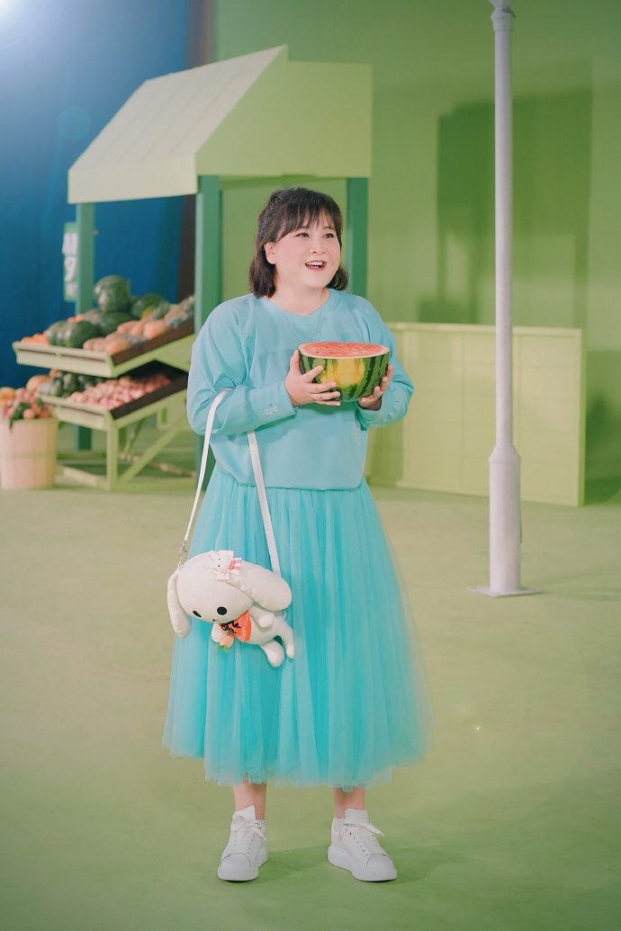 猫姐穿搭经 贾玲的体重总算“刹车”了，修身版唐装也敢穿出来，成胖女孩榜样