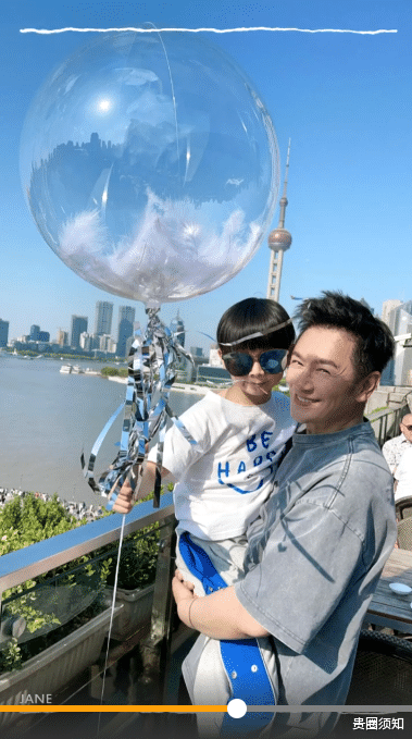 蒋丽莎|蒋丽莎晒一家六口温馨度假美照，4个孩子长大了颜值和气质都超好