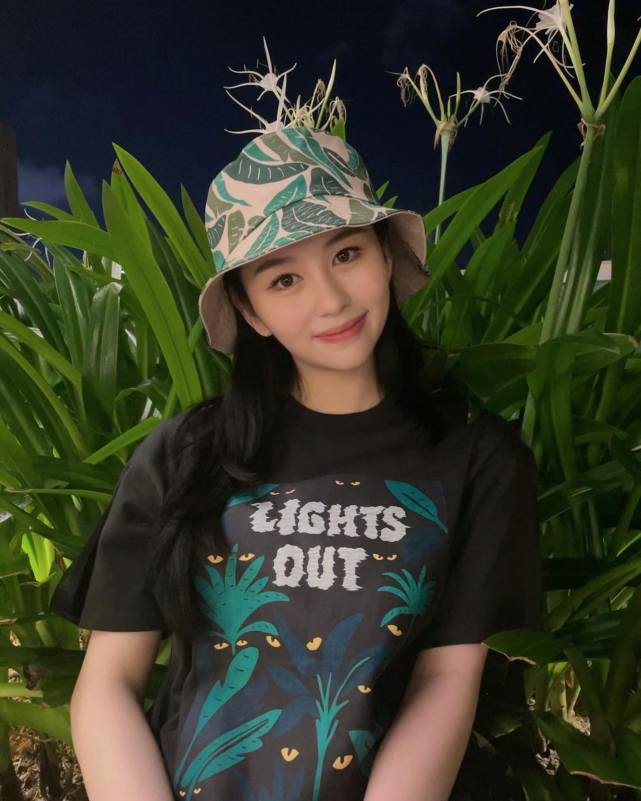 沈月|沈月完美还原妈咪邱淑贞最美外貌，性感粉红少女裙引网民尖叫