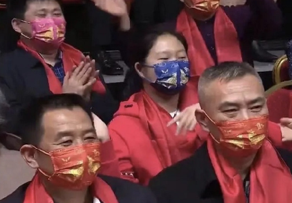 李思思|央视春晚妆发爆款：李思思的口红，张小斐的毛衣，倪妮的大衣