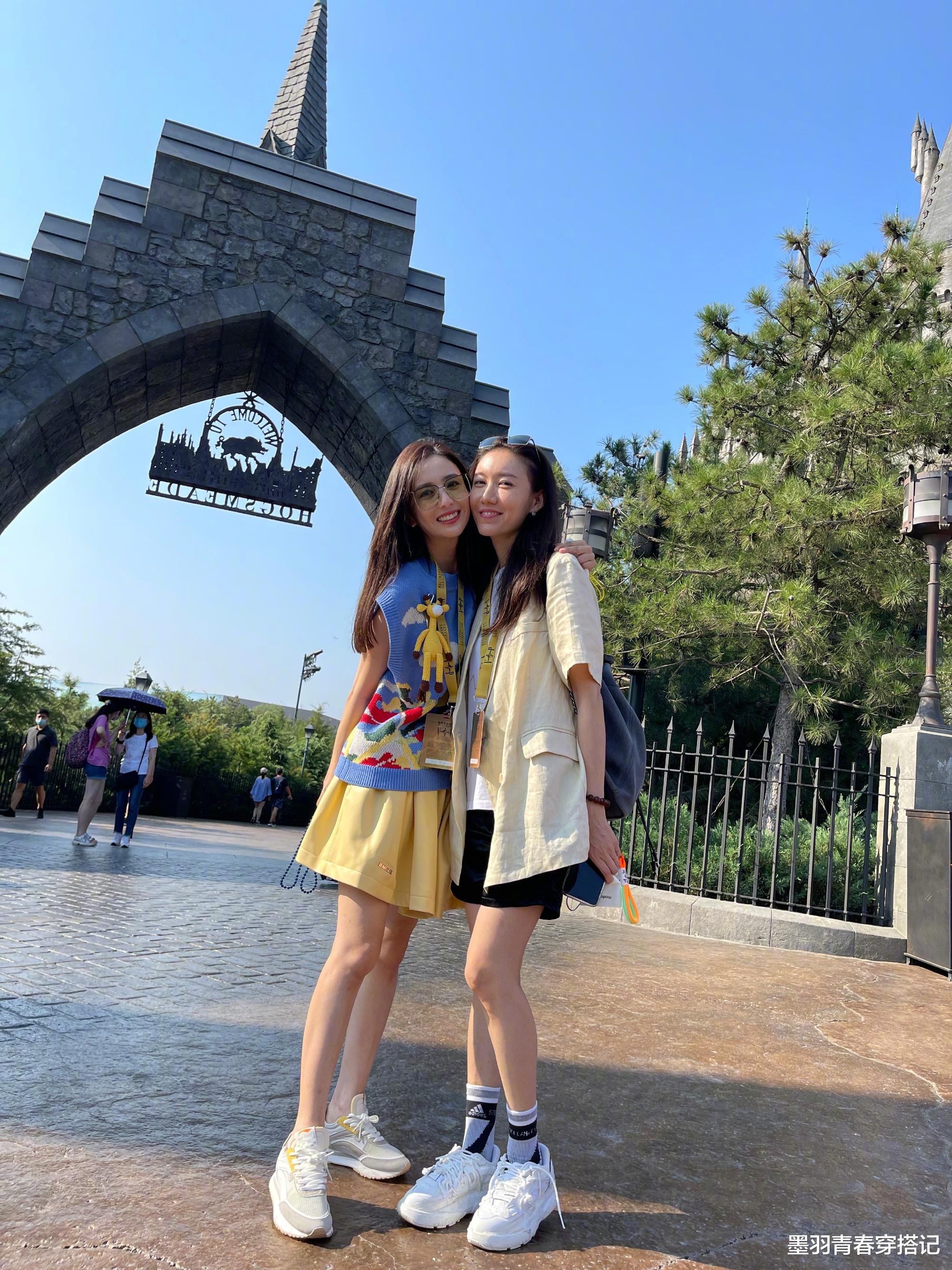 墨羽青春穿搭记|佟丽娅董璇再同框，佟丽娅一身彩色春光满面，董璇一身黑白显憔悴