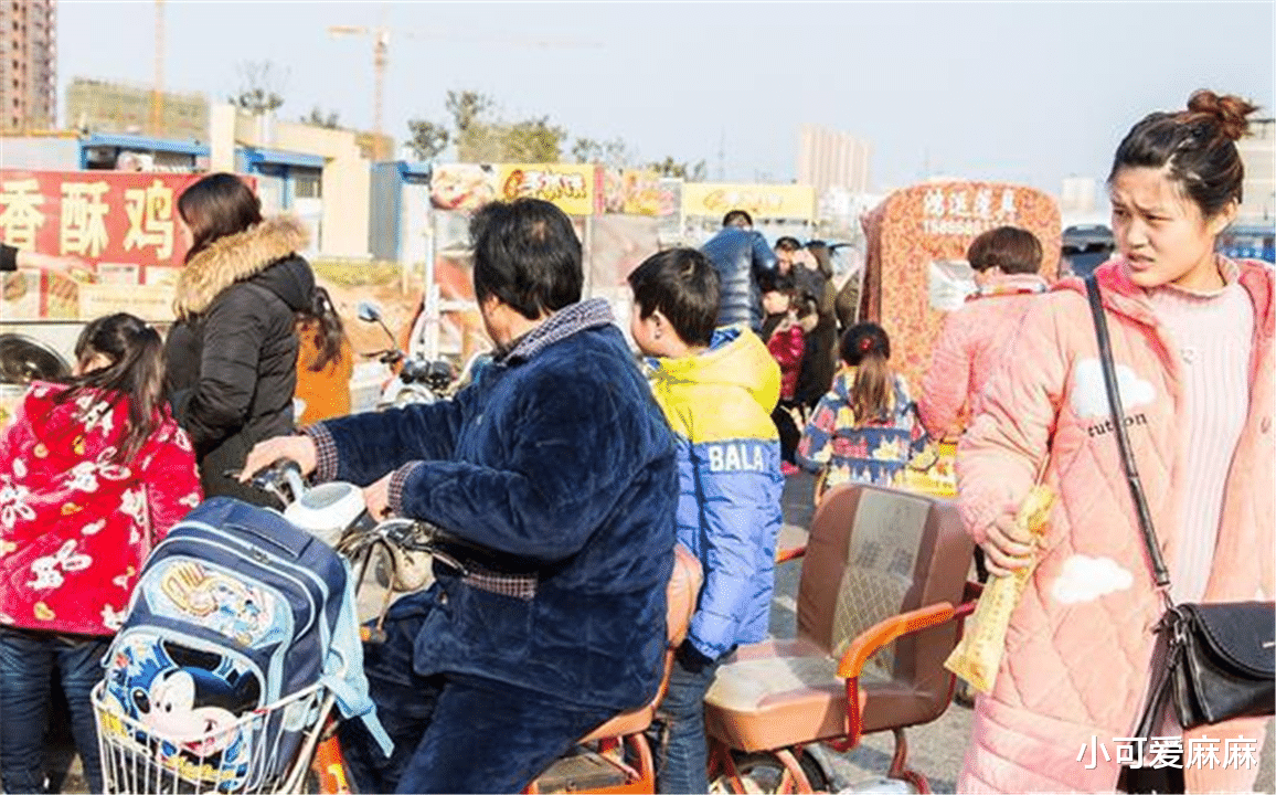 小可爱麻麻|宝妈穿着“清凉”去接娃,却被儿子同学嘲笑:你妈穿内裤出门