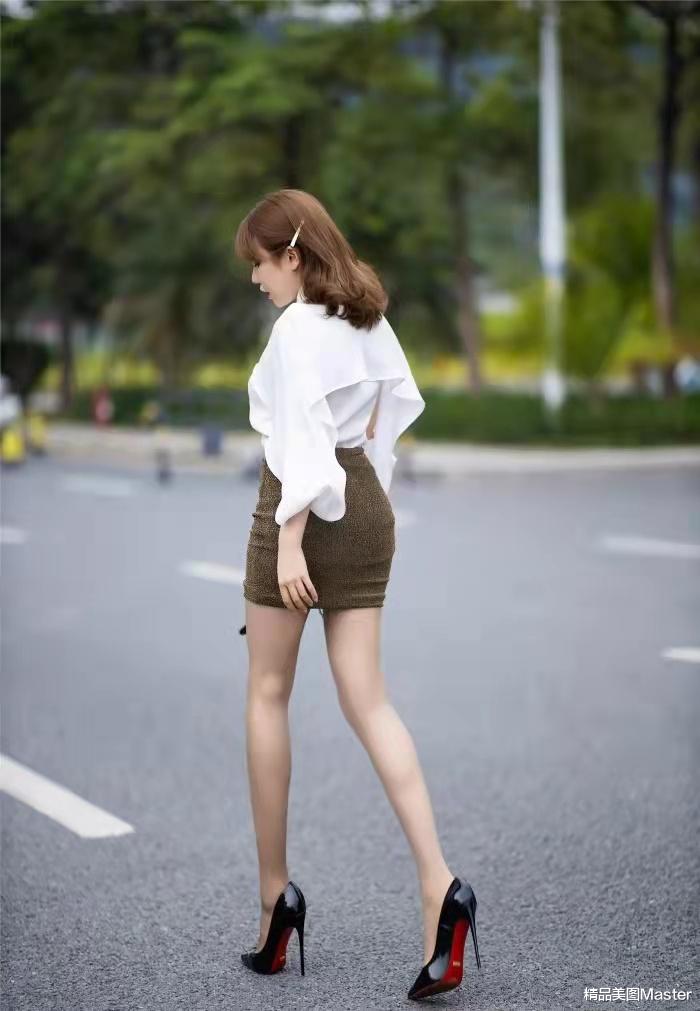 |街拍：包臀裙搭配高跟鞋，秀出优美曲线身材