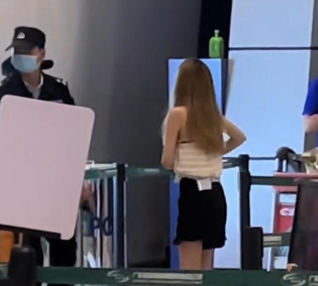 陈亮聊生活 广东：机场工作人员检查碰到限量包包，女子：碰坏了，你赔得起吗