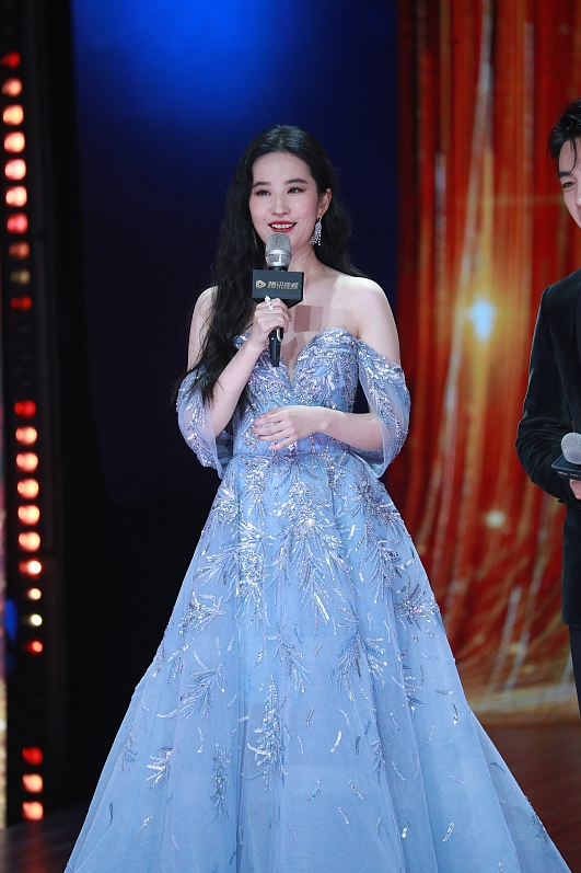 刘亦菲|刘亦菲是发福了吗？脸蛋圆了双下巴明显，但穿浅色裙子还是那么仙