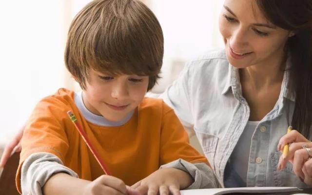 赵文卓|“撞脸”不可怕，赵文卓全家“共用一张脸”才稀奇，网友：服气