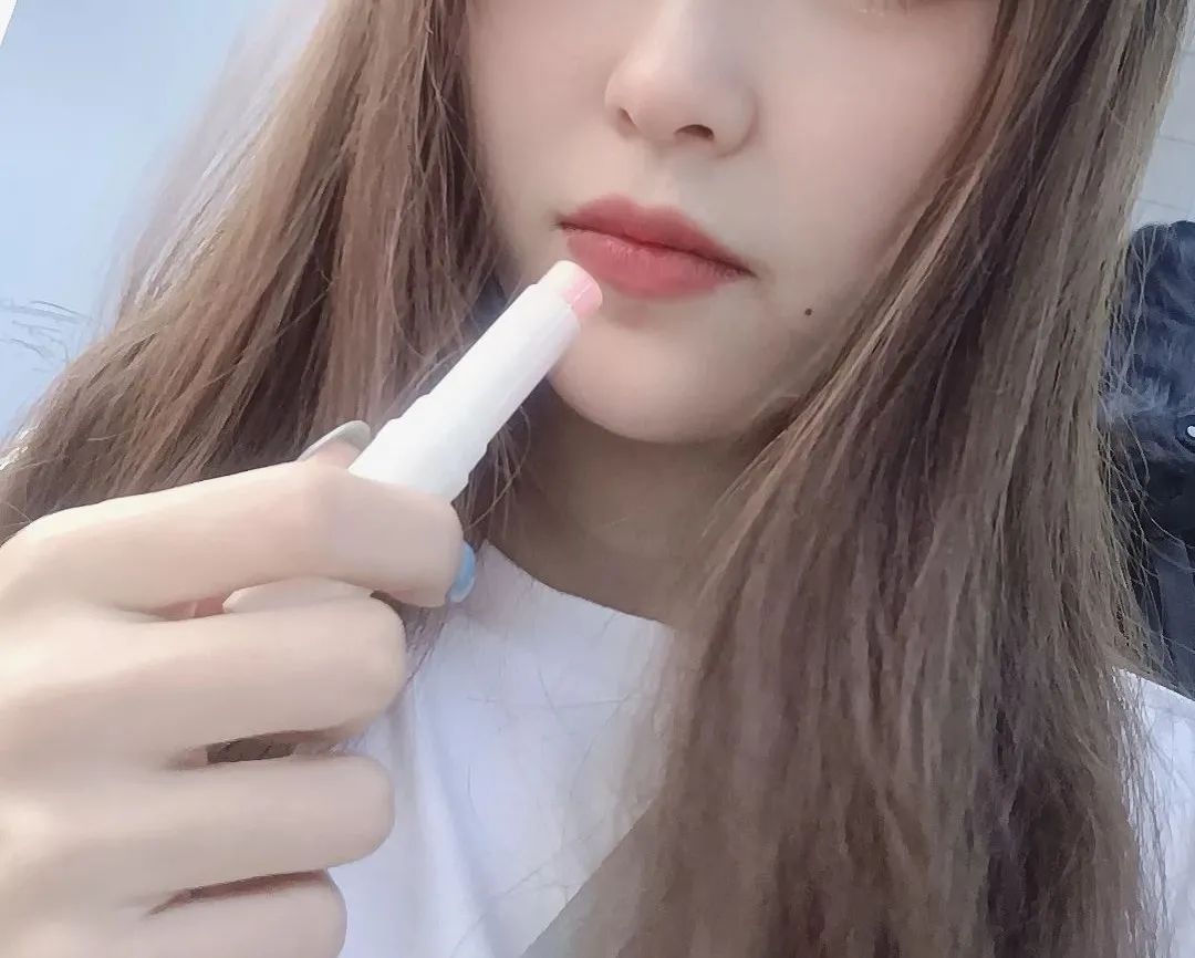 润唇膏 冬季嘴唇干裂、起皮?别再舔了!教你这么做,轻松拥有嘟嘟唇