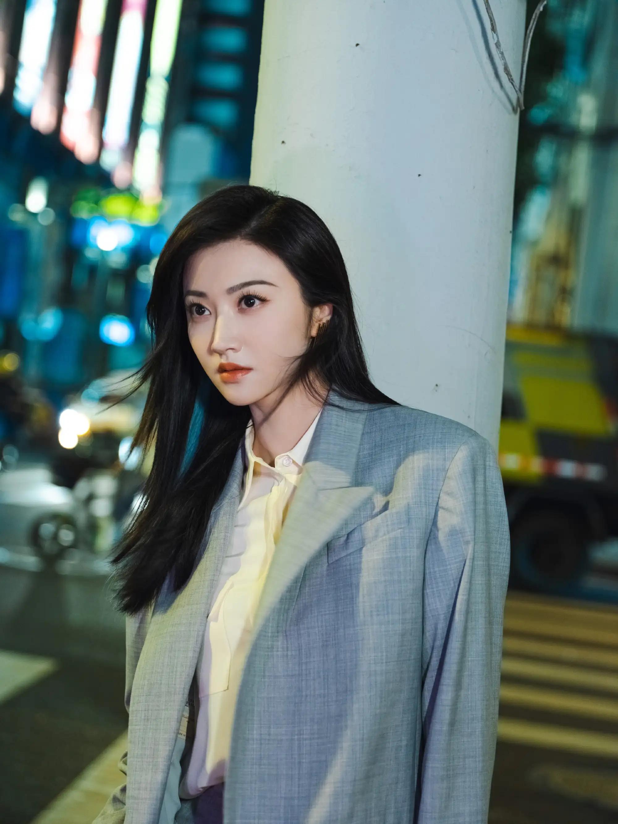 短发 景甜街头穿搭,身穿灰色西服套装,搭配蓝色挑染发型,又酷又美