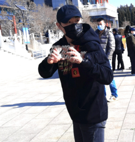 赵英俊|赵英俊追悼会现场：薛之谦痛哭，黄渤王宝强悼念，吉他花圈寓意深