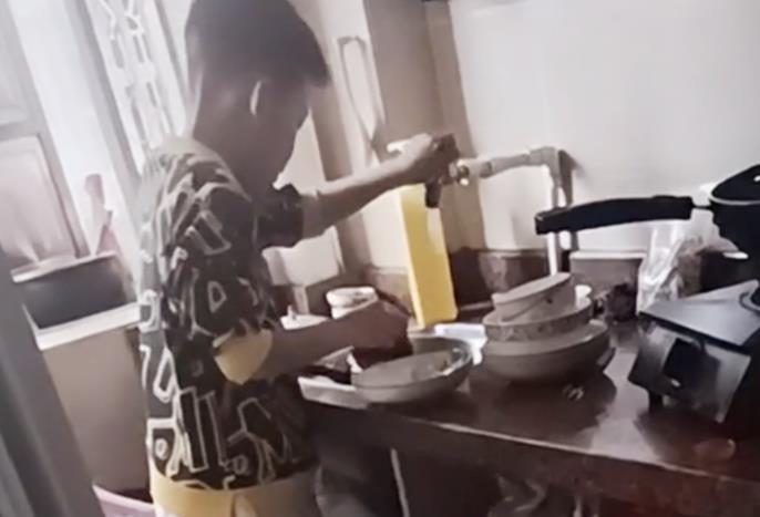 |孙卓弟弟孙辉接受采访，称愿意跟着哥哥一起睡，已成为学校名人