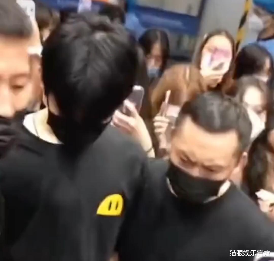 张真源|粉丝给18岁男星接机，女生当场被绊摔倒，网友指责偶像表情太冷漠