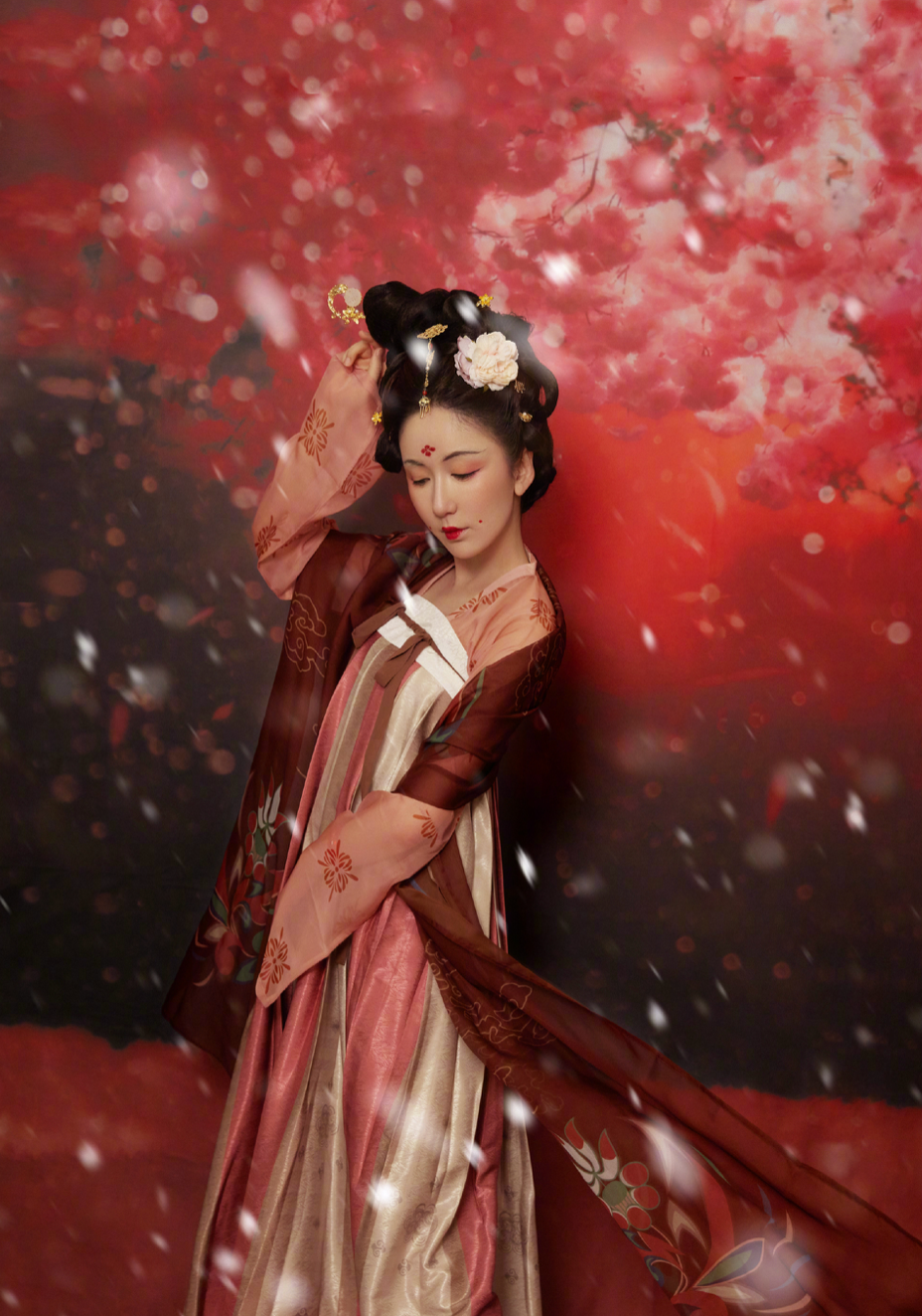 娄艺潇|32岁娄艺潇唐朝汉服出席活动！脸太油被吐槽，红唇白皮眉毛似柳叶