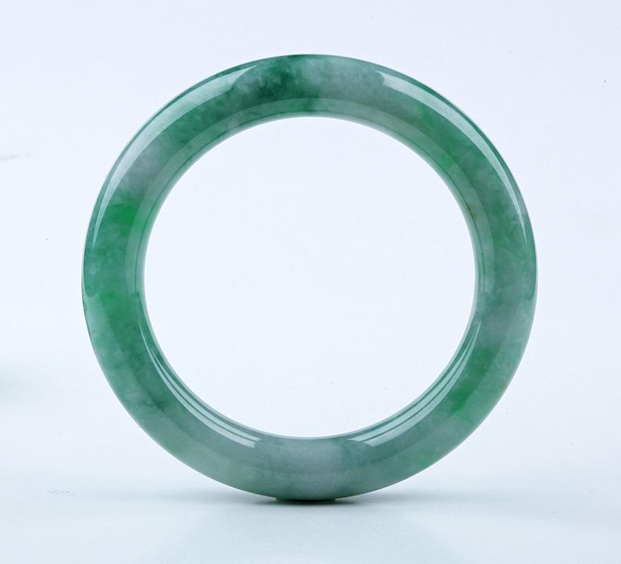 翡翠|一条翡翠玉镯的诞生，你知道她经历了什么吗？