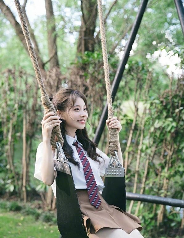 梓琪育儿说|冯提莫事业心真强,新专辑刚发售,新MV《窥》接踵而至,风格大变