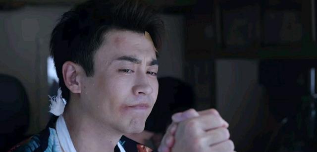 阳光之下|《阳光之下》细节伏笔：阿刚“送钟”，两层含义，小天使招人疼！