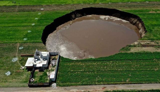 墨西哥突然發現巨坑，塌陷近5000方農田，不斷擴大已危及農宅-圖4