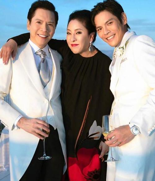 向华强|向华强罕携老婆陈岚走机场：年过七旬意气风发，随身羽绒服价值8万