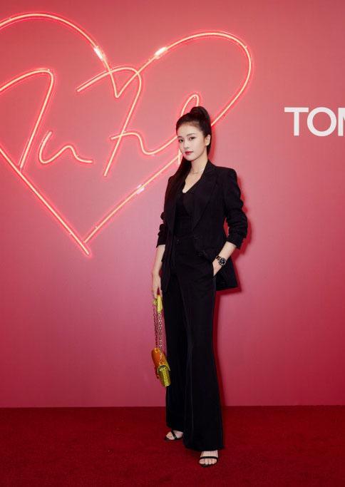 西装|白鹿清纯不再，黑西装配高马尾穿出国际范，难怪这么被于正力捧