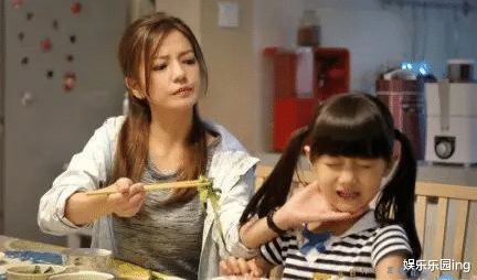 赵薇|赵薇出事儿，台媒曝王菲出手救闺蜜，20年神秘交情被翻出