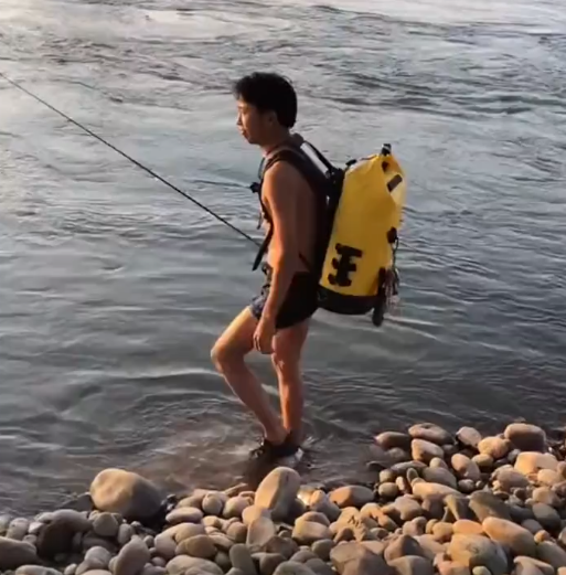 |钓鱼要到岛上钓, 一钓友激流泅渡到小岛钓鱼，堪称钓鱼人中天花板
