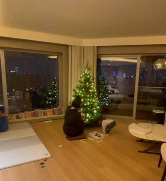 杨钰莹|奚梦瑶产后和何超欣一起过洋节，四太撇下子女约友人聚餐生活惬意