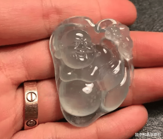 翡翠|美女花5000买下莫西沙翡翠原石，一刀切开后笑得合不拢嘴