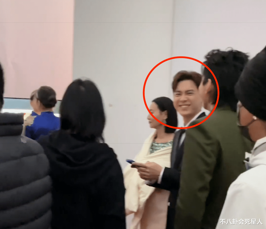 李易峰|金鸡奖后台更有趣！李易峰加谢霆锋好友乐开花，张小斐被路人叫妈