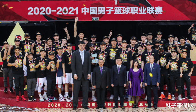 姚明|CBA总冠军颁奖典礼！谁观察到姚明一开始的站位，情商高名不虚传