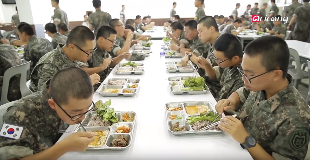 難怪韓國人逃兵役成風，原來連飯都吃不飽，跟我軍夥食比差遠瞭-圖2