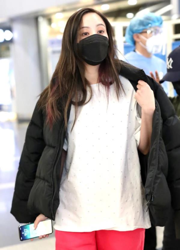 郑希怡|郑希怡的“例假裤”火了，机场现身惹人注意，造型抢镜还显腿长