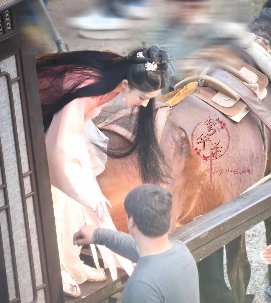 肖战|刘亦菲九月新杂志公开，造型清冷飒酷，神秘摩登女郎！