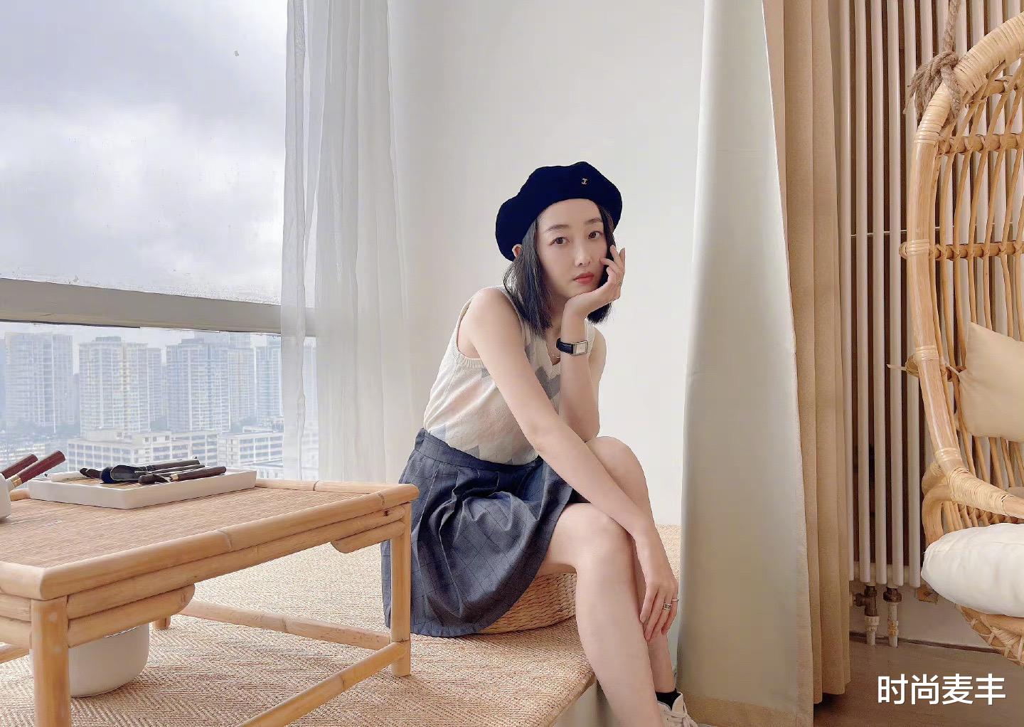 杨九郎|蒋梦婕日常写真照曝光，针织背心配百褶短裙，清纯可爱的样子惹人爱