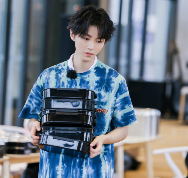 赵丽颖|赵丽颖回归？龚俊黄晓明曝确定加盟《中餐厅5》，一线女星邀请中