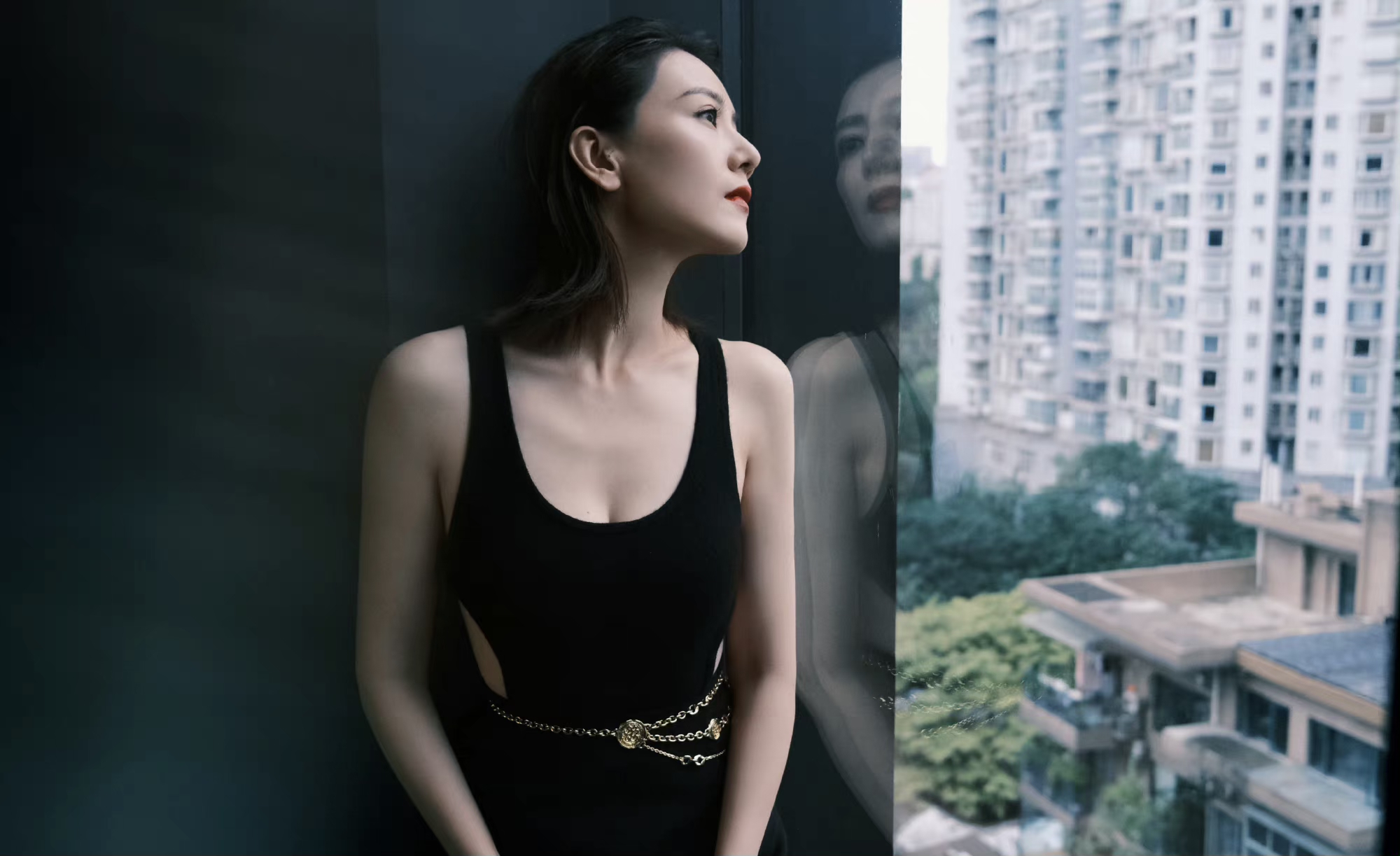 高圆圆|42岁高圆圆近照曝光，身穿黑色连衣裙露出小蛮腰，女儿像爸爸？