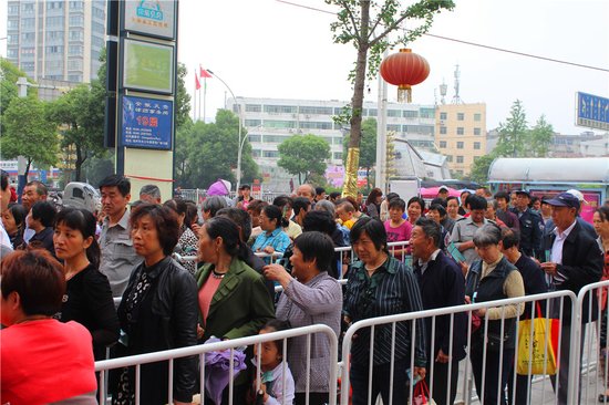 老人为抢几个免费鸡蛋,导致二岁孙子坠楼身亡,儿媳反应让人意外