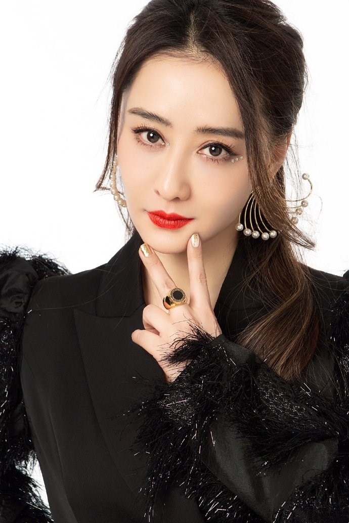 陈德容|46岁陈德容女神节扮酷耍帅，黑色羽毛西装搭配高马尾，美如少女