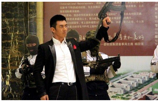 戴向宇|《特种兵之火凤凰》回顾，八位女主演一个没火，小配角万茜红了