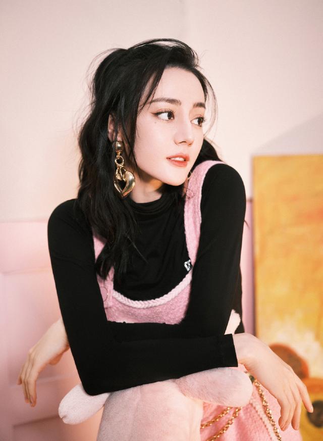 迪丽热巴|又被圈粉了！迪丽热巴穿粉背带裤甜酷可爱元气足