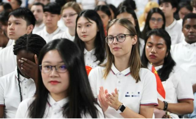 大树说教育|赴美机场排千米长队，留学生为何“飞蛾扑火”，网友评论说出真相