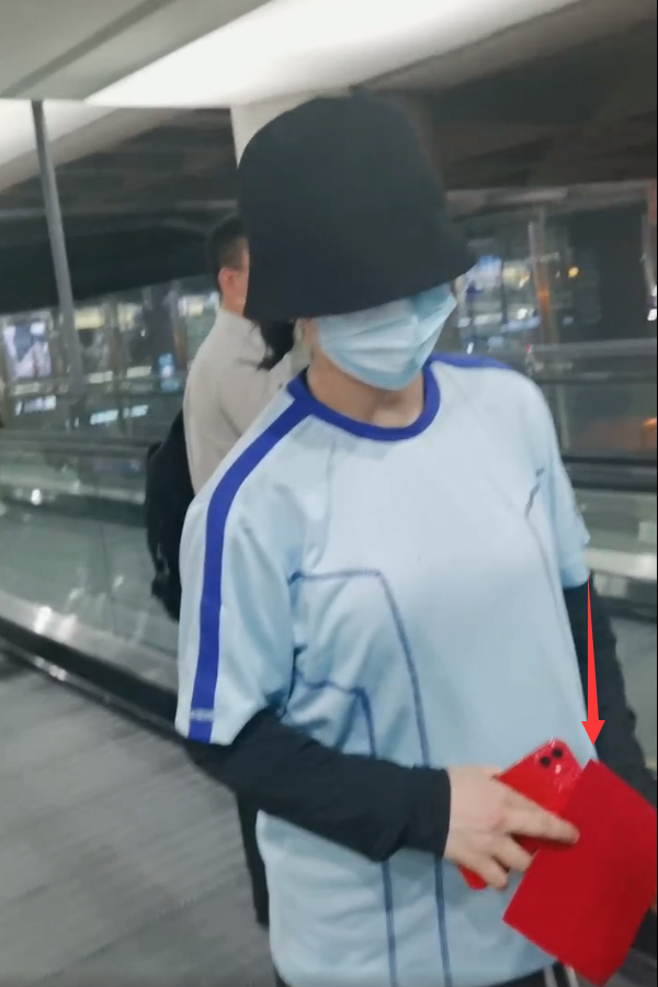 谢娜|谢娜连夜返回家，手拿“红包”被质疑收取钱财，粉丝忙澄清给出真相