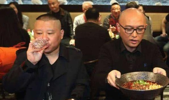 郭德纲|郭德纲深夜酒楼聚会疑似喝多，离开时被搀扶出门，曾坦言不善应酬