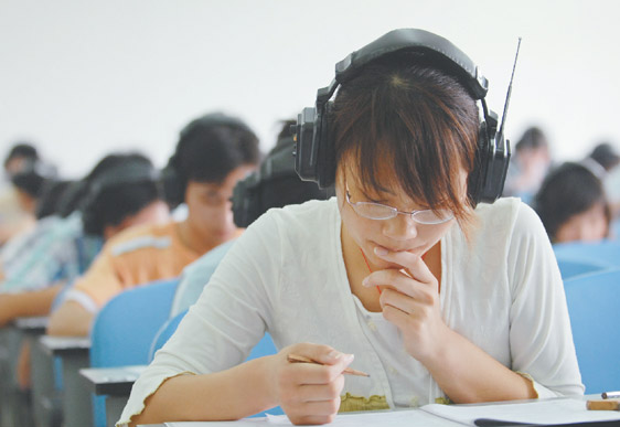 安妈育儿日|取消英语,让其成为“贵族”语言?专家:划分精英与劳动力的界限