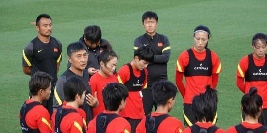 清浅微笑的我|中国女足连夜开会调整！贾秀全重点批评两人，生死战启用29岁老将