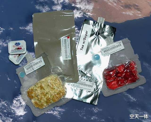 叶兰 太空中可以喝酒？航天员在国际空间站聚餐，连芥末、辣椒都吃上了